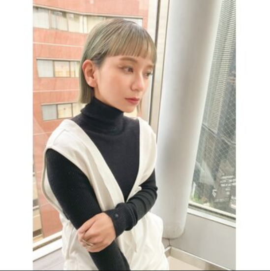 ツヤ感のあるシンプルなボブスタイル